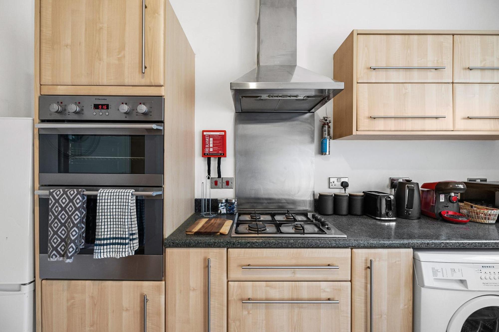 Spacious House By Quay - Sleeps 7 - Free Parking Plymouth Exterior photo